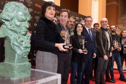 El alcalde Sevilla, con representantes del cine andaluz y los nominados andaluces a los Goya, este viernes.-EFE / PEPO HERRERA