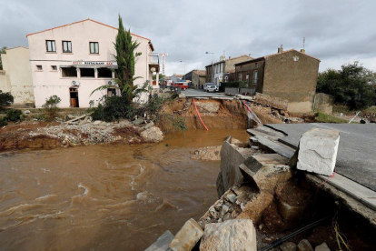 Imagen de un puente destrozado tras las inundaciones en Villegailhenc-Guillaume Horcajuelo