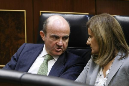 El ministro de Economía, Luis De Guindos, y la ministra de Empleo, Fátima Bañez-EL PERIÓDICO
