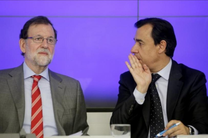 Mariano Rajoy y el coordinador del PP, Fernando Martínez-Maillo este lunes en el Comité Ejecutivo del PP.-JOSE LUIS ROCA