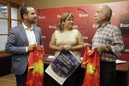 Ángel Hernández, Esther Pérez y Roberto Coca, ayer, en el Ayuntamiento de Soria.-LUIS ÁNGEL TEJEDOR