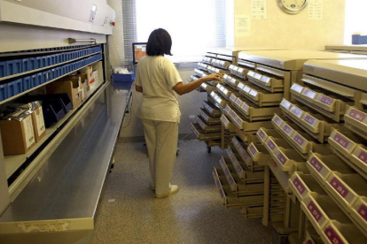 Imagen de los cajetines de medicamentos de una farmacia hospitalaria.-ICAL