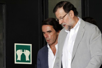 Aznar y Rajoy cierran el curso de verano de la FAES, en julio del 2015.-JUAN MANUEL PRATS