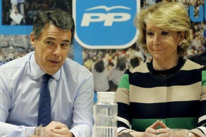 Ignacio González y Esperanza Aguirre, en una reunión del comité de dirección del PP de Madrid.-JOSÉ LUIS ROCA