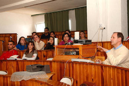 Una de las clases impartidas en la Escuela de Enfermería en el año 2005. / VALENTÍN GUISANDE-