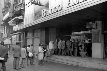 Pánico 8 Cola en el Banco Atlántico en febrero de 1983.-EFE