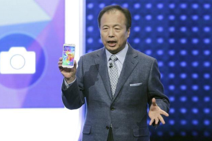 El presidente de Samsung, JK Shin, presenta la nueva versión de su móvil de alta gama, el Galaxy S5, en el Mobile World Congress de Barcelona.-EFE