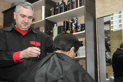 Vicente Sanz, en su peluquería. / VALENTÍN GUISANDE-