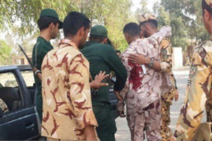 Un soldado herido durante un tiroteo en un desfile militar en Irán.-EL PERIÓDICO