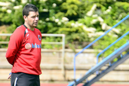 El segundo técnico del Numancia, Manolo Cano, durante un entrenamiento. / ÁLVARO MARTÍNEZ-