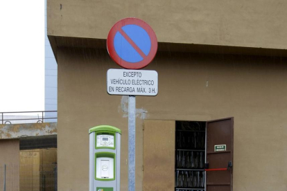 Punto de recarga de vehículos eléctricos en el hospital de Santa Bárbara.-HDS