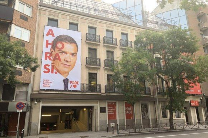 Fachada de la sede del PSOE, en la calle Ferraz de Madrid, con el nuevo lema para las elecciones generales de 2019.-