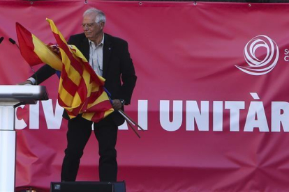 l exministro y expresidente del Parlamento Europeo (PE) Josep Borrell, durante su intervención tras la manifestación convocada hoy.-EFE
