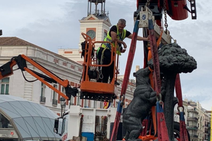 Recolocación de la estatua del oso y el madroño en la Puerta del Sol de Madrid bajo la dirección del soriano Miguel Ángel López. M. A. LÓPEZ