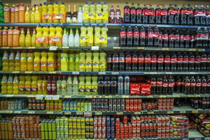 Estantería de un supermercado con bebidas azucaradas.-FERRAN SENDRA