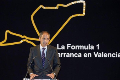 Francisco Camps, ante un diagrama del circuito de F-1 en Valencia.-MIGUEL LORENZO