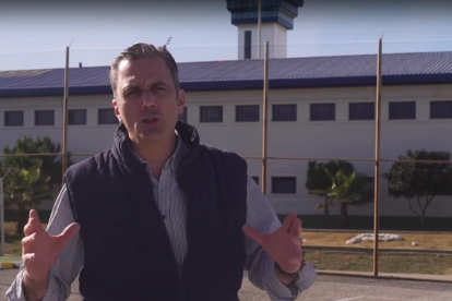 Fotograma de un vídeo electoral de Vox. El secretario general de la formación, Javier Ortega Smith, ante el Centro Penitenciario de Algeciras.-VOX