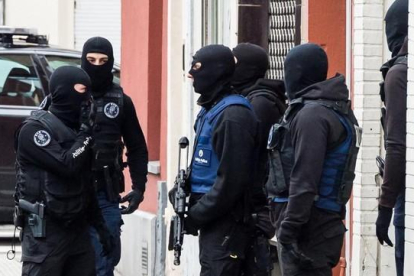 Policías belgas desplegados en una calle de Molenbeek, este lunes.-AP / GEERT VANDEN WIJNGAERT