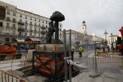 Recolocación de la estatua del oso y el madroño en la Puerta del Sol de Madrid bajo la dirección del soriano Miguel Ángel López. AYUNTAMIENTO DE MADRID