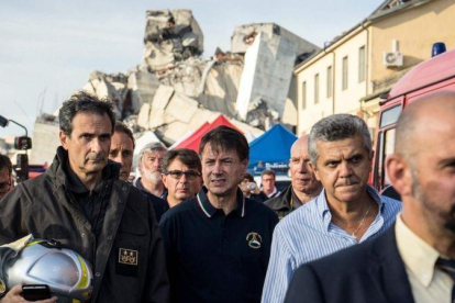 El primer ministro italiano, Giuseppe Conte, visita la zona del siniestro, este martes.-FEDERICO SCOPPA