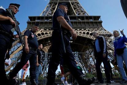 Policías franceses patrullan ante la torre Eiffel.-REUTERS / PASCAL ROSSIGNOL