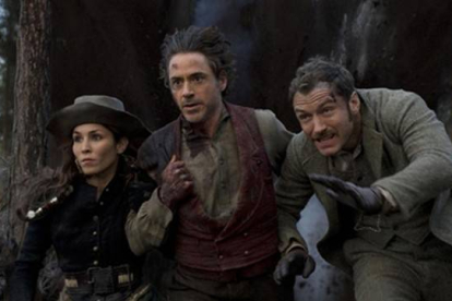 Noomi Rapace, Robert Downey Jr. y Jude Law, en 'Sherlock Holmes: juego de sombras'.-Foto: ARCHIVO