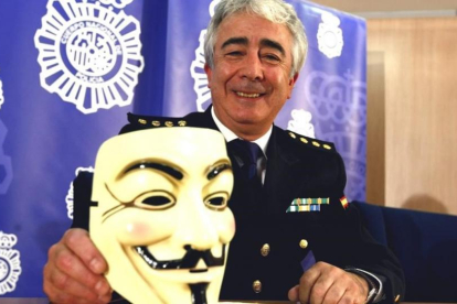 El comisario Manuel Vázquez, cuando anunció la desarticulación de la supuesta cúpula de Anonymous en España.-DAVID CASTRO