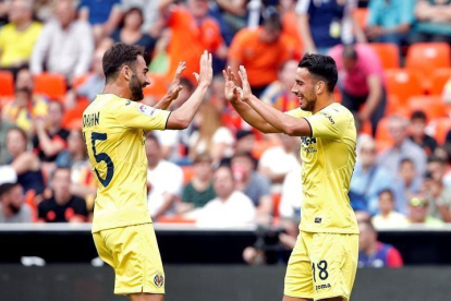 Sansone (1) celebra con su compañero Adrián López (d) su gol marcado ante el Valencia.-EFE
