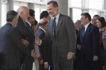 El Rey, a su llegada al Congreso del Instituto de la Empresa Familiar, en Valencia.-EL PERIÓDICO