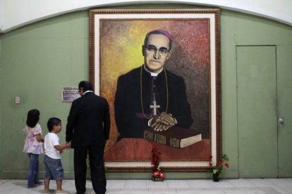 Retrato de monseñor Romero en la catedral de San Salvador.-Foto:  STR / AFP