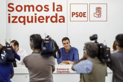 El secretario general del PSOE, Pedro Sánchez, en la primera reunión de la nueva ejecutiva del partido.-EFE / EMILIO NARANJO