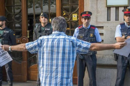 Guardias civiles y mossos en la Conselleria dEconomia, el 20 de septiembre.-FERRAN SENDRA