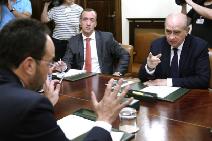 El ministro del Interior, Jorge Fernández Díaz (d), junto al secretario de Estado de Seguridad, Francisco Martínez (2d), y el portavoz del PSOE en el Congreso, Antonio Hernando (i), durante la reunión de la Comisión de Seguimiento del Pacto de Estado cont-Foto: EFE