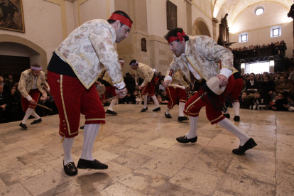 Danzantes de San Leonardo en plena ejecución de una de las 11 danzas.-LAT
