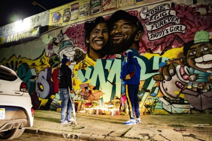 Un grafiti recuerda a Kobe Bryant y a su hija en una calle de Los Ángeles.-EFE / EPA / ETIENNE LAURENT