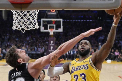 Pau Gasol intenta frenar a LeBron James en el Lakers-Spurs del pasdo mes de octubre.-MARK J. TERRILL (AP)