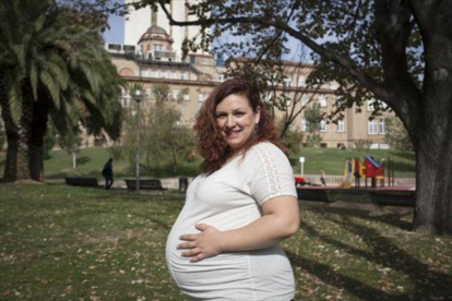 Una embarazada en los jardines de la Maternidad.-ARCHIVO / CESAR DEZFULI