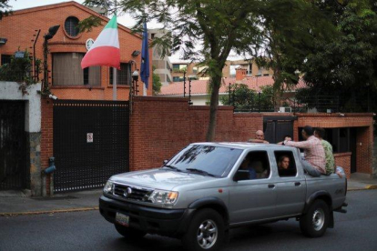 Imagen de los exteriores de la embajada de Italia en Caracas, donde se encuentran refugiados los diputados Mariela Magallanes y Américo de Grazia.-REUTERS