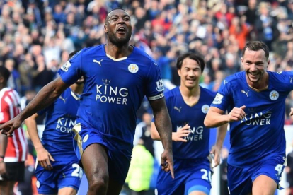 El central del Leicester Wes Morgan corre eufórico tras marcar el gol del triunfo contra el Southampton.-AFP / BEN STANSALL