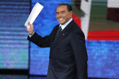 Berlusconi saluda a su llegada para participar en el programa de la RAI Che Tempo che Fa, en Milán, el 26 de noviembre.-AP / ANTONIO CALANNI