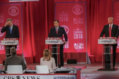 Jeb Bush reacciona a las palabras de Donald Trump durante el Debate Presidencial Republicano en Greenville, California del Sur.-EFE / ERIK S. LESSER