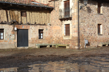 Salduero va recuperando su plazas Mayor tras la crecida del Duero. RAQUEL FERNÁNDEZ