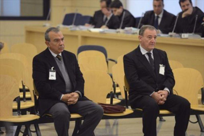 El exdirector general de la CAM López Abad (izquierda) y el exdirectivo Juan Ramón Avilés, ayer en el juicio.-EFE / FERNANDO VILLAR