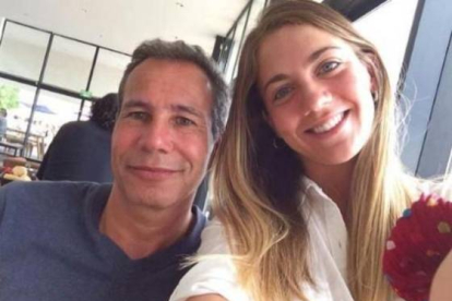 Nisman con una modelo durante un viaje.-