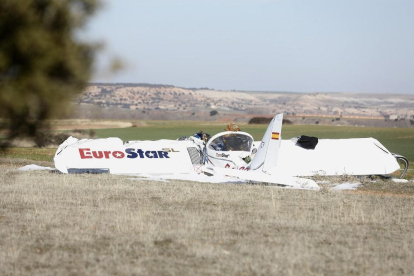Imagen de la avioneta caída en el aeródromo de Corral de Ayllón, en Segovia.-- ICAL