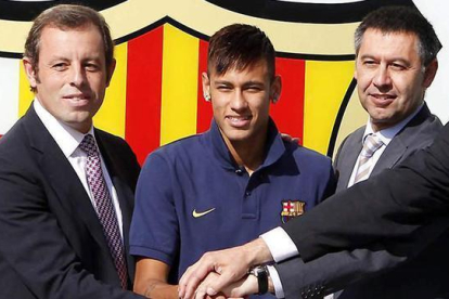 Neymar, entre Sandro Rosell y Josep Maria Bartomeu, el 3 de junio del 2013, día en que se hizo oficial el fichaje del delantero brasileño.-EFE / ALBERT OLIVÉ