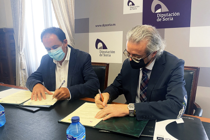 Benito Serrano  y Carlos Fernando Cabezas, en la firma del convenio. HDS