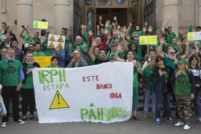 Concentración de afectados por las hipotecas del IRPH ante la Audiencia de Barcelona.-JOSEP GARCIA