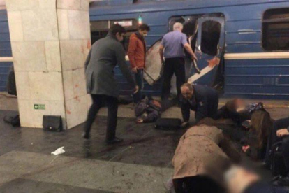 Heridos tras la explosión en un vagón de metro en San Petersburgo, este lunes.-