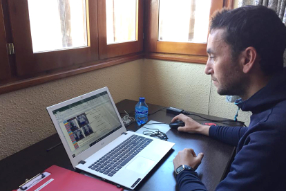 Roberto Llorente sigue al detalle desde su domicilio el trabajo de los jugadores del Numancia. CEDIDA